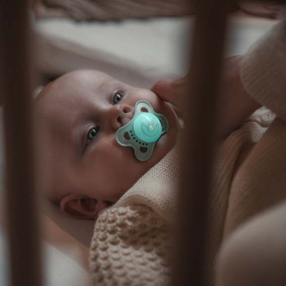 MAM Original Night Smoczek uspokajający, silikonowy, ortodontyczny 6m+ Planet Love Girl świecący w ciemności, 2 sztuki - zdjęcie produktu